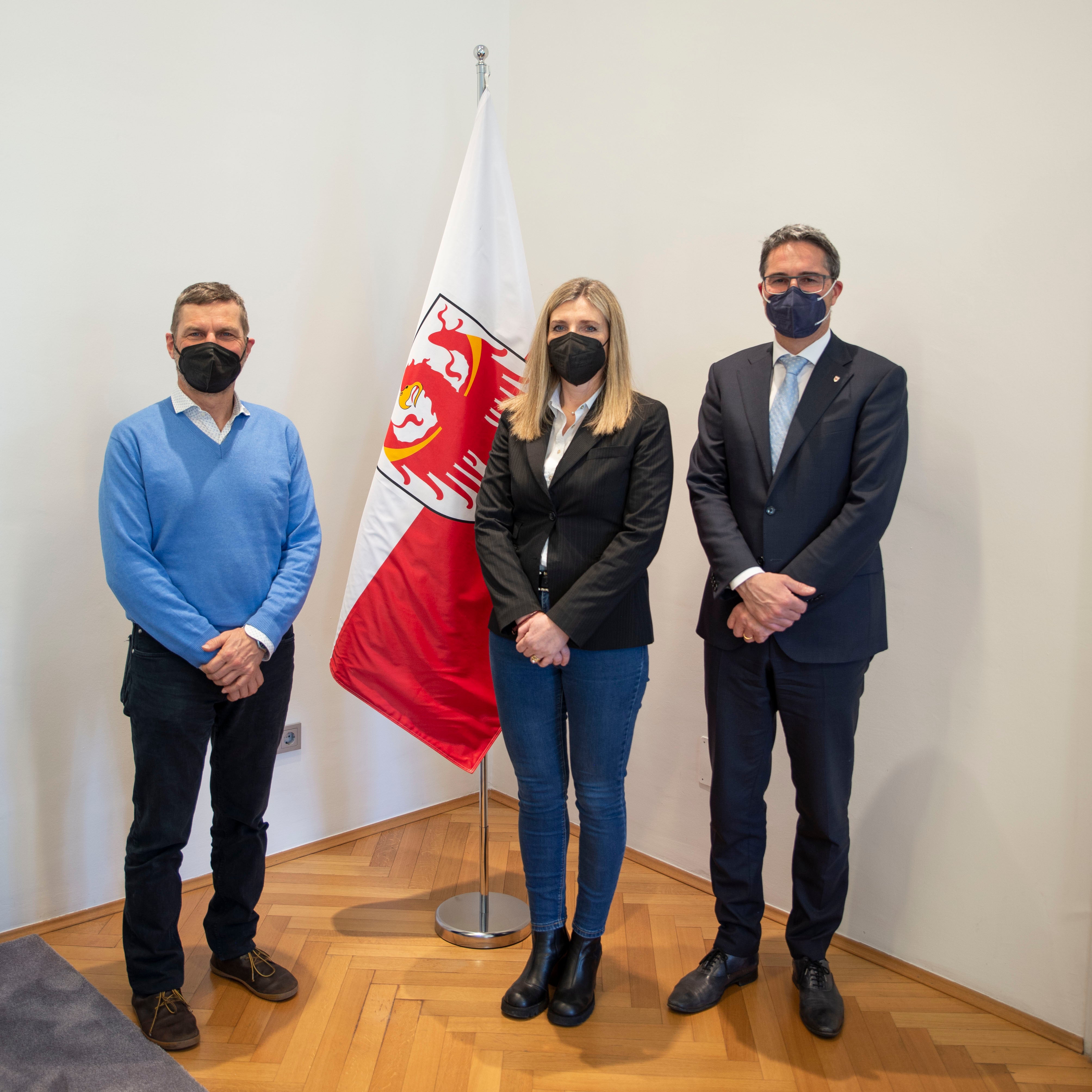 Sehen im Genossenschaftswesen viel Potenzial für eine nachhaltige Entwicklung: (v.l.) Grandi, Devilli, LH Kompatscher. (Foto: LPA/Fabio Brucculeri)