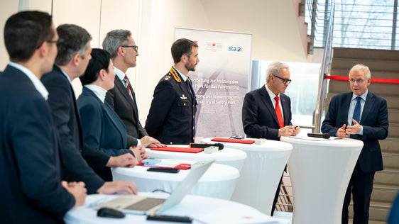 Un saluto del commissario del Governo, Vito Cusumano. Alla sua destra il segretario generale della Provincia, Eros Magnago. (Foto: USP/Fabio Brucculeri)