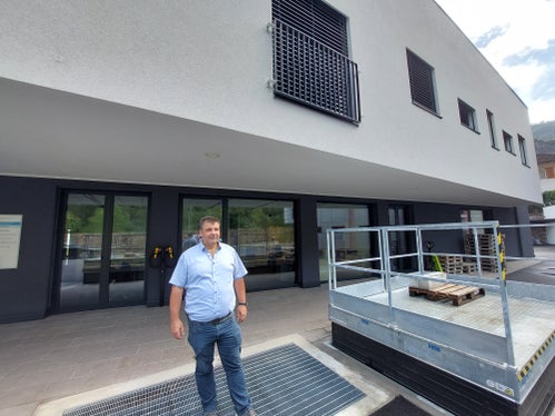 Il direttore dell'Ufficio Geologia e prove materiali, Volkmar Mair, davanti al nuovo laboratorio geotecnico, primo in Alto Adige che rispetta i parametri dell’Agenzia CasaClima (Foto: ASP/Igor Cocca)