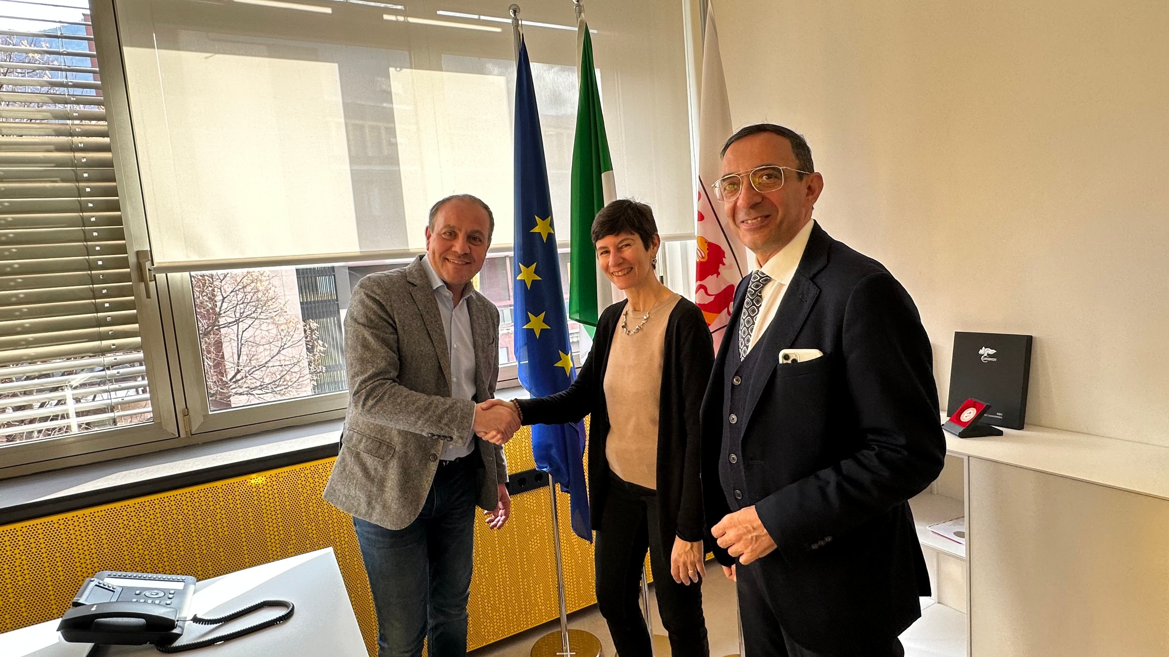 Landesrat Giuliano Vettorato (l.) und Abteilungsdirektor Antonio Lampis (r.) hießen Amtsdirektorin Donatella Ricchetto in ihrem neuen Amt willkommen. (Foto: LPA/Italienische Kulturabteilung). 