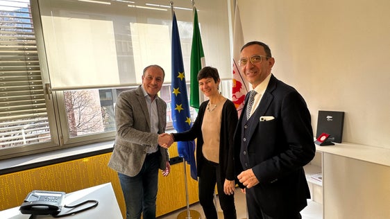 L'assessore Vettorato (nella foto a sinistra) e il direttore di Dipartimento Lampis salutano la nuova direttrice dell'Ufficio bilinguismo Donatella Ricchetto. (Foto: ASP) 