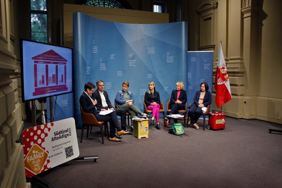 L’assessora Deeg ha ricordato, assieme ai suoi promotori, i 10 anni della legge sul sostegno alla famiglia e ha ribadito l'obiettivo dell'Alto Adige come terra aperta alle esigenze delle famiglie (Foto: ASP/Greta Stuefer)