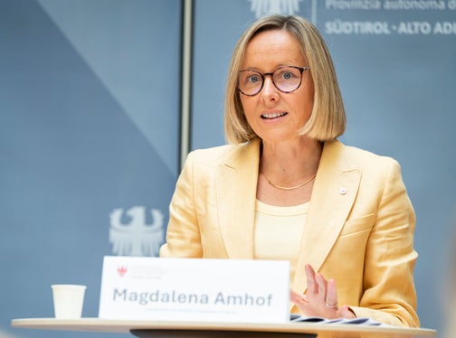Wer Freude am Umgang mit Menschen hat, gerne berät und Verantwortung übernimmt, findet im Beruf Arbeitsvermittlerinnen und Arbeitsvermittler eine sinnstiftende und abwechslungsreiche Aufgabe. Arbeitsvermittlerinnen und Arbeitsvermittler helfen Menschen dabei, neue berufliche Perspektiven zu entwickeln, und stärken gleichzeitig unseren Arbeitsmarkt, sagt Arbeits- und Personallandesrätin Magdalena Amhof. (Foto: LPA/Fabio Brucculeri)