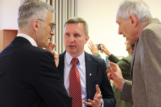 Alla cerimonia erano presenti (da sx) il direttore della Ripartizione Servizio forestale Günther Unterthiner, l'assessore alle Foreste Luis Walcher e il direttore del corso Paul Zipperle (Foto: USP/Maja Clara)