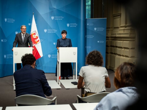 Il presidente della Provincia Arno Kompatscher e l'assessora provinciale all'Edilizia abitativa ed alla Sicurezza e prevenzione della violenza Ulli Mair hanno illustrato ai rappresentanti dei media le decisioni assunte dalla Giunta provinciale il 1° luglio. (Foto: USP/Fabio Brucculeri)