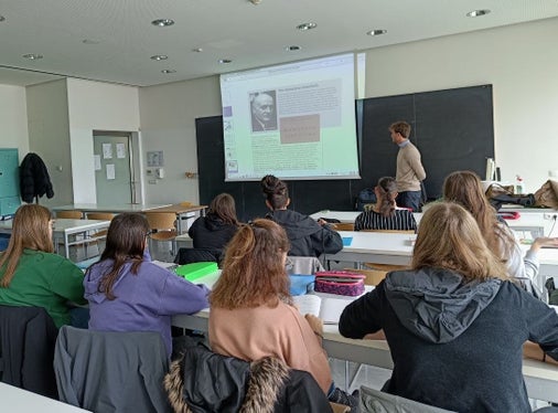 Europa, Rechtsstaatlichkeit, Bürgerbeteiligung sowie Klima- und Umweltschutz waren die Themen, mit denen sich heute Schülerinnen und Schüler des Bozner Gymnasiums Giovanni Pascoli befasst haben, wo Vertretende des Eusalp-Jugendrats und der Stiftung Antonio Megalizzi zu Besuch waren. (Foto: Stiftung Antonio Megalizzi)
