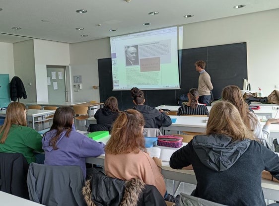 Un momento dell'incontro degli studenti del Liceo Pascoli di Bolzano con il Consiglio dei giovani dell'Eusalp e i rappresentanti della Fondazione Antonio Megalizzi (Foto: Fondazione Antonio Megalizzi)