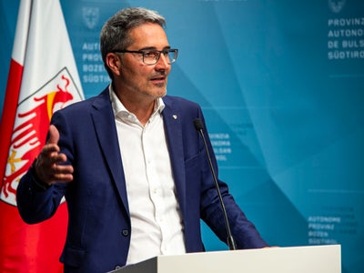 Landeshauptmann Kompatscher bei der heutigen (27. Juni) Pressekonferenz nach Sitzung der Landesregierung. (Foto: LPA/Fabio Brucculeri)