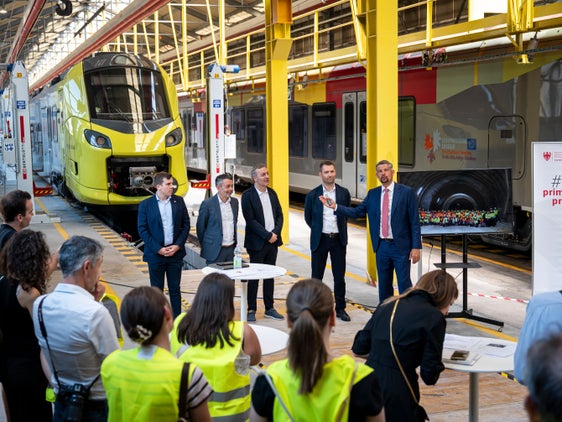 In due anni e mezzo, sono stati assicurati circa un miliardo di euro di finanziamenti statali ed europei per la mobilità e le infrastrutture provinciali. È un dato emerso dalla conferenza stampa di metà mandato #primotempo dell'assessore provinciale alle Infrastrutture e alla Mobilità, Daniel Alfreider, in primo piano sulla destra nella foto, con accanto (da destra a sinistra), il direttore di Dipartimento Martin Vallazza, il direttore della Ripartizione Infrastrutture Umberto Simone, il direttore generale di STA Joachim Dejaco e l'incaricato speciale per la pianificazione provinciale viabilità e flussi di mobilità Michael Andergassen. (Foto: USP/Fabio Brucculeri)