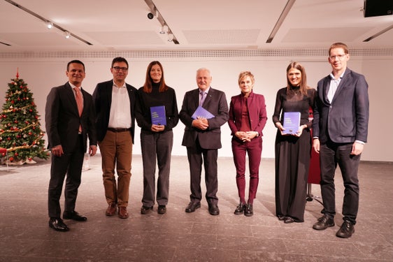 (da man ciampa) André Comploi, Paul Videsott, Ruth Videsott, Lois Craffonara, Lara Moroder, Katharina Moling, Jürgen Runggaldier (Foto: USP/Istitut Ladin)