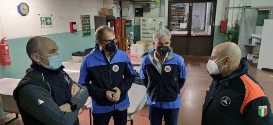 
Da sinistra: Stefano Fait della Protezione Civile del Trentino, il direttore della Protezione Civile Unterweger, l'assessore alla Protezione Civile dell'Alto Adige, Arnold Schuler, Andrea Mazo del Dipartimento di Protezione Civile (Foto: Protezione Civile/Andreas Simmerle) 