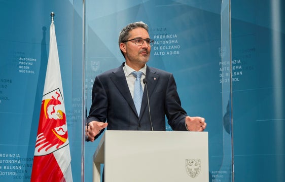 LH Kompatscher: "Die zusätzlichen Mittel für Pflegeberufe sowie Lehrpersonen an Schulen staatlicher Art werden dank der im Herbst 2021 abgeschlossenen Finanzverhandlungen mit Rom möglich." (Foto: LPA/Fabio Brucculeri)