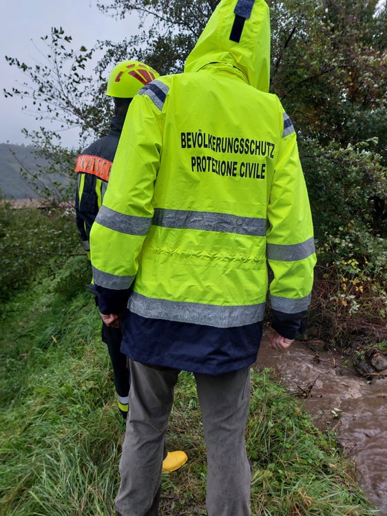 Die Techniker der Wildbachverbauung stehen – wie hier vorgestern (31. Oktober) am Mühlbach in Algund/Gratsch – bei Hochwasser mit ihrem Expertenwissen beratend zur Seite. (Foto: LPA/Agentur für Bevölkerungsschutz)