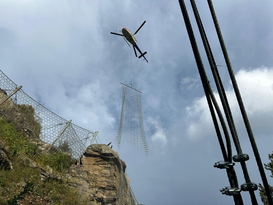 I lavori d'installazione del sistema di monitoraggio della frana, a monte del tratto al km 173+100 della SS 38 dello Stelvio, all'altezza di Laces (Foto: Servizio strade)