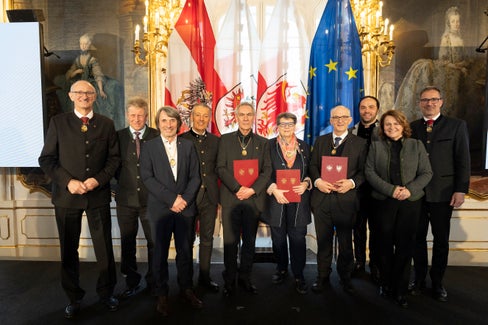 À abù legrëza cun la uneranzes de ëiles y ëi de Südtirol. Da man ciancia: l presidënt dl Tirol Anton Mattle, l vizepresidënt dla Region y assessëur regionel Franz Locher, i assessëures provinzei Hubert Messner y Peter Brunner, i unerei Gotthard Bonell, Ulrike Tappeiner, Toni Fiung, l assessëur provinziel Philipp Achammer, l’assessëura provinziela Rosmarie Pamer y l presidënt dla Jonta provinziela Arno Kompatscher. (Foto: Land Tirol/Sedlak)