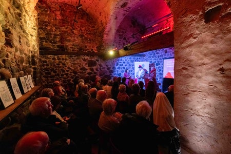 Il pubblico che ha gremito la cantina della Casa della Pesa ha dimostrato con il proprio interesse che Claudia de’ Medici non è “un'eroina dimenticata del Tirolo”. (Foto: USP/Jacopo Coen)
