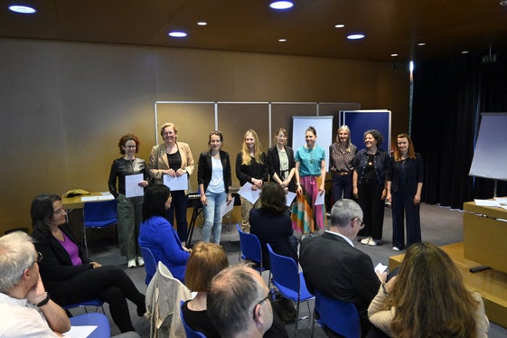 Lehrpersonen für Technik mit Mentorinnen Bernadette Höllrigl und Judith Flarer sowie Landesschuldirektorin Sigrun Falkensteiner (Foto: LPA/Margit Pichler)