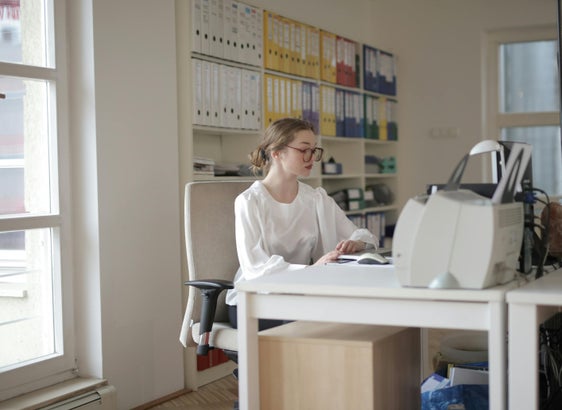 La Ripartizione Personale della Provincia cerca otto nuove segretarie e/o segretari scolastici della VII qualifica funzionale. Le posizioni sono a tempo pieno e parziale e riguardano diverse scuole di lingua tedesca e italiana dell'Alto Adige. (Foto: Pexels. La foto può essere utilizzata solo in relazione a questo comunicato stampa)