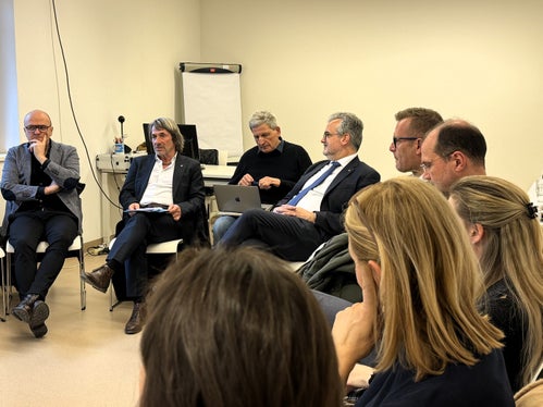 Im Krankenhaus Innichen betonte Gesundheitslandesrat Hubert Messner (vorne zweiter von links) die laufende Neuausrichtung des Gesundheitswesens hin zu einem gesundheits- und patientenzentrierten System und zur Entlastung der Krankenhäuser. (Foto: LPA/Angelika Schrott)