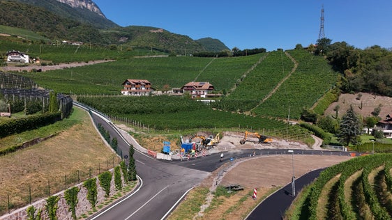 Una fase dei lavori di adeguamento infrastrutturale della strada provinciale tra San Paolo e Riva di Sotto, nel territorio del Comune di Appiano sulla strada del Vino. (Foto: Dipartimento Infrastrutture e Mobilità)