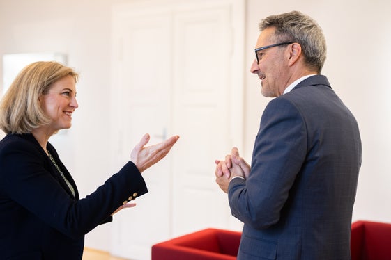 La ministra Beate Meinl-Reisinger ha ribadito al presidente Arno Kompatscher, che l'Austria svolge il ruolo di garante per l'Alto Adige nel quadro della responsabilità congiunta di Austria e Italia, sostenendo di pari passo lo sviluppo dell’autonomia dell'Alto Adige. (Foto: USP/Michael Gruber)