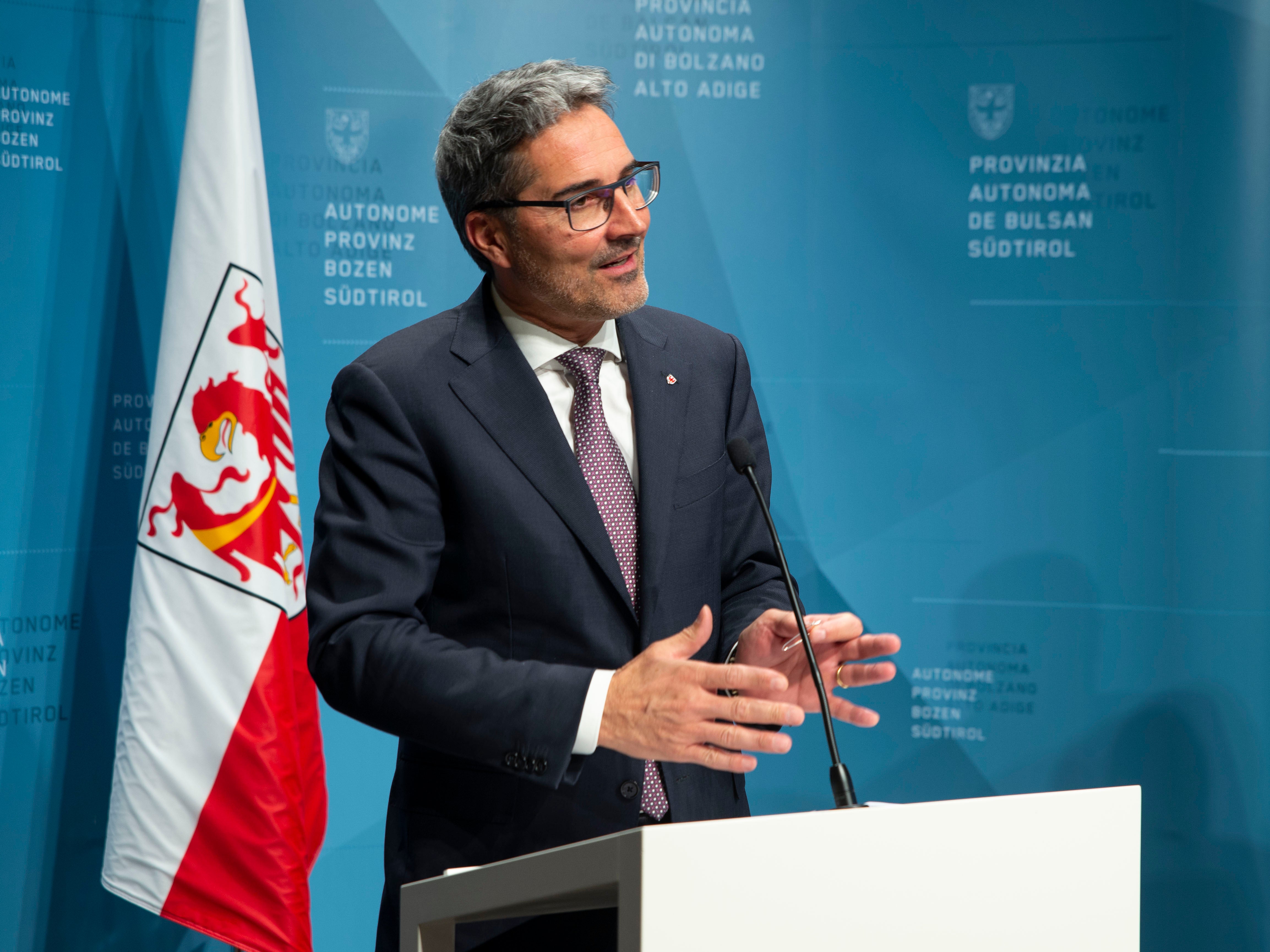 Il presidente Arno Kompatscher nel corso della conferenza stampa odierna (Foto: ASP/Fabio Brucculeri)