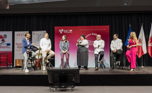 Mëisa turonda cun i presidënc dla lies di cueghes dl’Euregio: da man ciancia, l muderadëur Thomas Vonmetz, Patrick Jageregger (Südtirol), Madlen Hackl, Tina Marcelli, Stefano Goller (Trentin), Philipp Stohner (Tirol) y la muderadëura Karin Gschnitzer (Foto: USP/Bernhard Aichner)