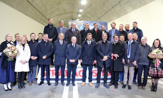 Foto di gruppo sotto la nuova galleria Floronzo. (Foto:ASP/Angelika Schrott) 