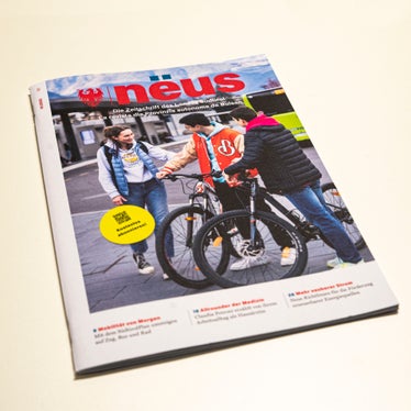 La copertina della nuova rivista della Provincia nëus, concepita come un fascicolo reversibile bi- e in parte trilingue. (Foto: ASP/Fabio Brucculeri)