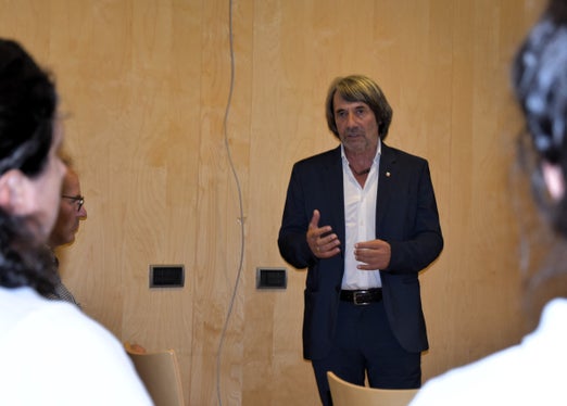 La Val Badia è considerata un modello di riferimento per l'assistenza palliativa sul territorio grazie ai Palliative Care Teams interdisciplinari che visitano le persone a domicilio, ha elogiato l'assessore provinciale  Messner durante un colloquio con i collaboratori del Distretto sanitario della Val Badia. (Foto: USP/Angelika Schrott)