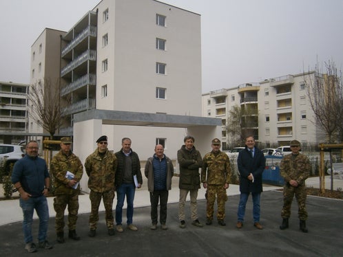 L'assessore all'edilizia pubblica e patrimonio Massimo Bessone (2 da dx) insieme ai geometri David Pallaver (1 da sx) e Robert Aster (4 da sx), all'architetto Corradini (al centro), all'ingegnere Giorgio Mira (4 da dx) e al 4. reparto infrastrutture davanti alla palazzina militare consegnata anticipatamente ieri mattina in via Resia a Bolzano. (Foto: ASP/Igor Cocca)