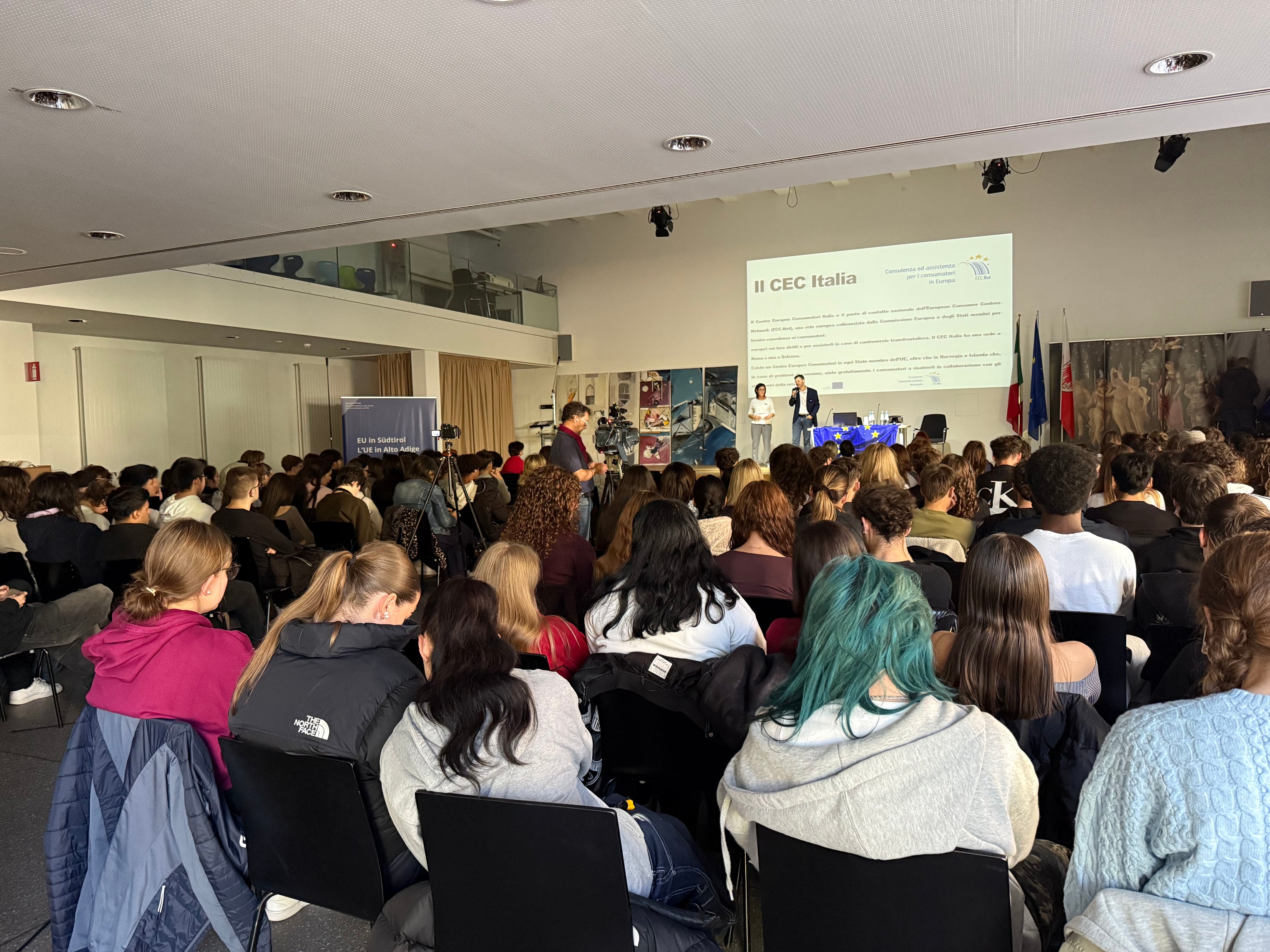 L'evento informativo EU vs Disinfo, organizzato da Europe Direct, il centro di informazione e contatto dell'Amministrazione provinciale altoatesina per i temi dell'UE, ha riscosso un grande successo. (Foto: Europe Direct Alto Adige)