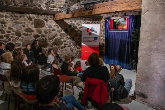 Il noto burattinaio carinziano Andreas Ulbrich ha intrattenuto i bambini di tutte le età con il suo spettacolo Punch and Judy. (Foto: ASP/Greta Stuefer)