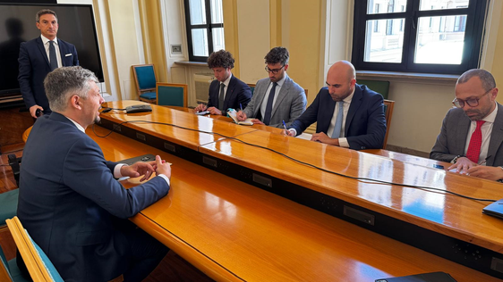 L’incuntada danter l’assessur provinzial ala Mobilité y Infrastrotöres, Daniel Alfreider (a man ciampa) y le sotsecreter de Stat dl Minister dles Infrastrotöres y di Trasporc, Tullio Ferrante (vis-à-vis, amez, cun sü colaboradusc). Tema: le percurs de sperimentaziun metü a jí dai Comuns dla Val Badia y de Gherdëna, dal grup de esperc y dala Provinzia por la istituziun de na ZTL raionala sön le Ju de Frara. (retrat USP/Departimënt Infrastrotöres y Mobilité)