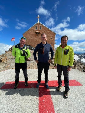 Landesrat Bessone vor dem Becherhaus (Foto: LPA/Massimo Moro)
