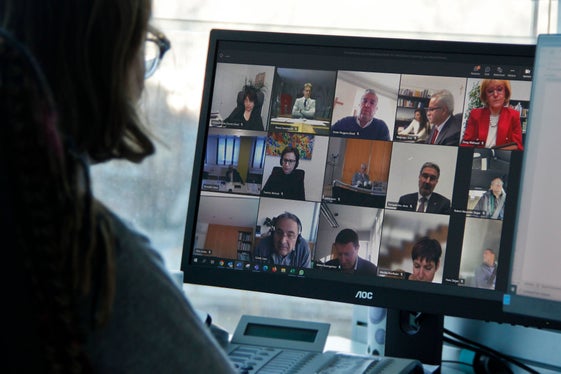 Il presidente, Arno Kompatscher, e l’assessora alle politiche sociali, Waltraud Deeg, hanno discusso questa mattina in videoconferenza con il presidente del Consorzio dei Comuni, Andreas Schatzer, ed i presidenti delle Comunità comprensoriali il tema della creazione di ulteriori posti letto per l’emergenza freddo (Foto: ASP/Greta Stuefer)