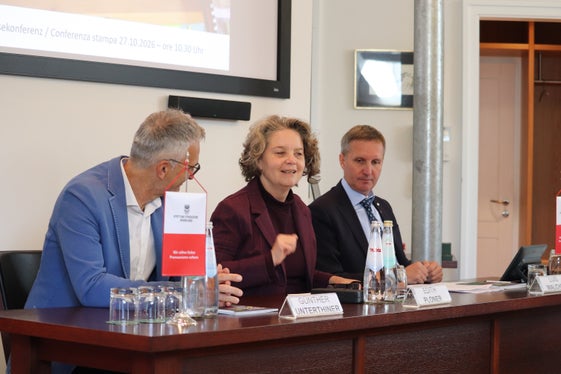 Bewusstseinsbildung und Lernen mit der Ausgabe des Traditions-Ratespiels Kennst du deine Heimat? - Der Wald in Südtirol (von links): Landesforstdirektor Günther Unterthiner, Verwaltungsrätin der Stiftung Sparkasse Edith Ploner, Forstwirtschaftslandesrat Luis Walcher (Foto: LPA/Maja Clara)