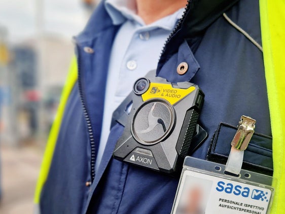 Sugli autobus Sasa è stata recentemente introdotta un'ulteriore misura di sicurezza: i controllori indossano ora delle bodycam (Foto: ASP/Sasa)
