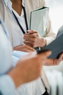 Potenziamento dell'Ufficio provinciale per la Valutazione della non autosufficienza: gli operatori socio-assistenziali lavorano a stretto contatto con i distretti socio-sanitari e i medici e si consultano regolarmente con i coordinatori. (Foto: Pexels. La foto può essere utilizzata solo in relazione a questo comunicato stampa).