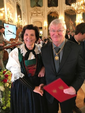 Karl Gruber e Maria Hochgruber Kuenzer alla consegna della Croce al Merito del Land Tirolo. (Foto: Archivio assessora Hochgruber Kuenzer)