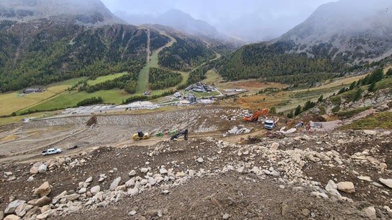 Der Lawinenablenkdamm in Kurzras-Schnals soll vor einem Lawinenereignis mit 100-jähriger Wiederkehrwahrscheinlichkeit wie vor Murereignissen schützen. (Foto: LPA/Landesamt für Wildbach- und Lawinenverbauung West in der Agentur für Bevölkerungsschutz/Martin Eschgfäller)