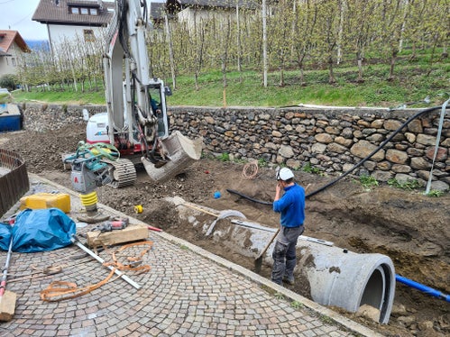 Tiefbauer und Tiefbauerinnen vermessen Bauteile, richten Baustellen ein, heben Baugruben aus und errichten Böschungen und Stützbauwerke: Die Lehrzeit für den Lehrberuf Tiefbauer/Tiefbauerin wird von drei auf vier Jahre verlängert, die Landesregierung hat der dafür notwendigen Anpassung der Bildungsordnung zugestimmt. (Archivbild: LPA/Landesamt für Wildbach- und Lawinenverbauung West)