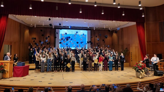 112 Absolventinnen und Absolventen des Universitären Ausbildungszentrums für Gesundheitsberufe Claudiana feiern gemeinsam ihren erfolgreichen Abschluss. (Foto: LPA/Ressort für Gesundheitsvorsorge und Gesundheit)