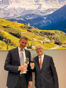 Mit dem Angelo Betti-Preis ausgezeichnet wurde Alois Frötscher (l.). Mit Landesrat Luis Walcher hat er darauf angestoßen. (Foto: LPA/Abteilung Landwirtschaft)