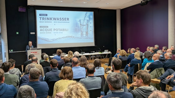 Die Informationsveranstaltung Trinkwasser: Neue Normen – neue Herausforderungen am 14. Mai in Bozen richtete sich an Betreiberinnen und Betreiber der öffentlichen Trinkwasserversorgungsanlagen in Südtirol, die zahlreich in der EURAC erschienen sind. (Foto: LPA/Vera Brunetti)