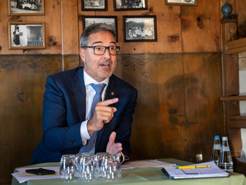 Landeshauptmann Arno Kompatscher sprach mit den Bürgermeistern der ladinischen Gemeinden bei der Sondersitzung der Landesregierung in St. Martin in Thurn am 13. Oktober über Themen wie Verkehr, Wohnen und Gesundheit. (Foto: LPA/Fabio Brucculeri)