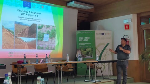 Landesgeologe Volkmar Mair stellte bei der Sitzung des EFRE-Begleitausschusssitzung in der Laimburg das Projekt zur Reduzierung der Steinschlaggefahr in Rungg/Tramin vor. Dieses wurde mit EFRE-Geldern verwirklicht. (Foto: LPA)