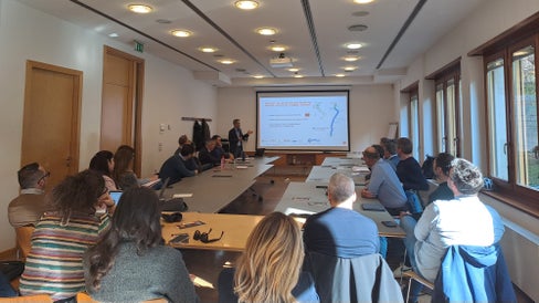 Durante il tavolo tecnico sulla qualità dell'aria tenutosi il 5 marzo a Bolzano con l'assessore provinciale Peter Brunner, anche le misure volte a migliorare la qualità dell'aria nei Comuni sono state un tema importante. Il direttore dell'Ufficio competente, Georg Pichler, ha presentato ai rappresentanti dei Comuni e delle organizzazioni di categoria alcuni esempi di buone pratiche. (Foto: USP/Ufficio Aria e rumore)