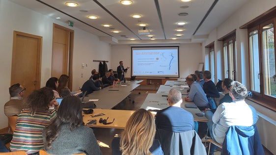 Beim Technischen Tisch zur Luftqualität am 5. März in Bozen mit Landesrat Peter Brunner waren auch die Maßnahmen zur Verbesserung der Luftqualität in den Gemeinden ein wichtiges Thema. Amtsdirektor Georg Pichler präsentierte den  Vertretenden von Gemeinden und Interessensverbänden einige Best-Practice-Beispiele. (Foto: LPA/Landesamt für Luft und Lärm)