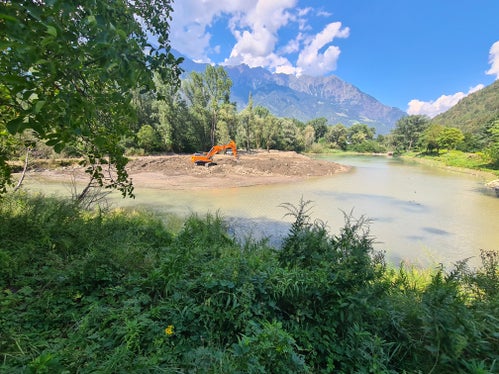 I Bacini montani stanno attualmente riempiendo il Laghetto di Rablà con materiale pulito per continuare la rimozione della pianta aliena Elodea nuttallii (Foto: ASP/Ufficio sistemazione bacini montani Ovest dell'Agenzia per la Protezione civile) 